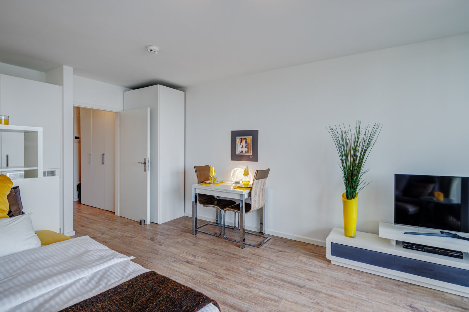 Apartment mit Panoramablick, schön und hell möbliert - Photo 3