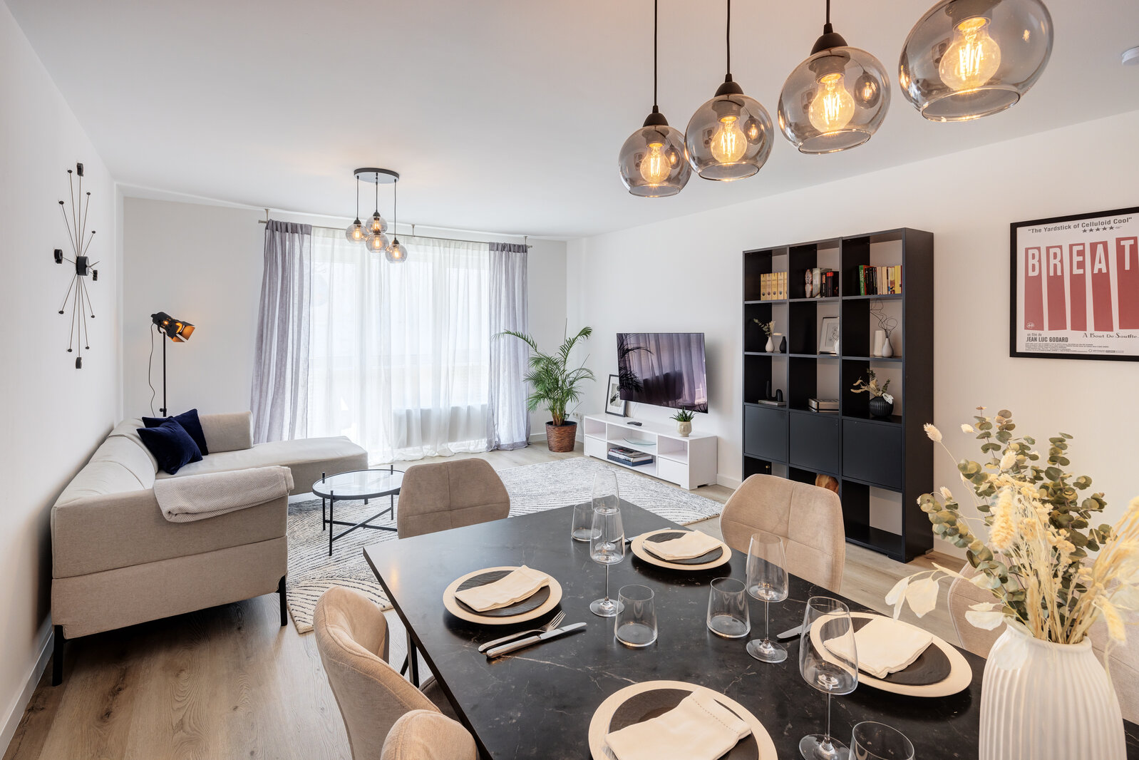 Modern and cozy home with three balconies - Photo 4
