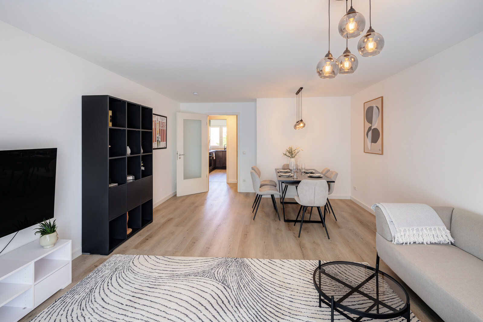 Modern and cozy home with three balconies - Photo 2
