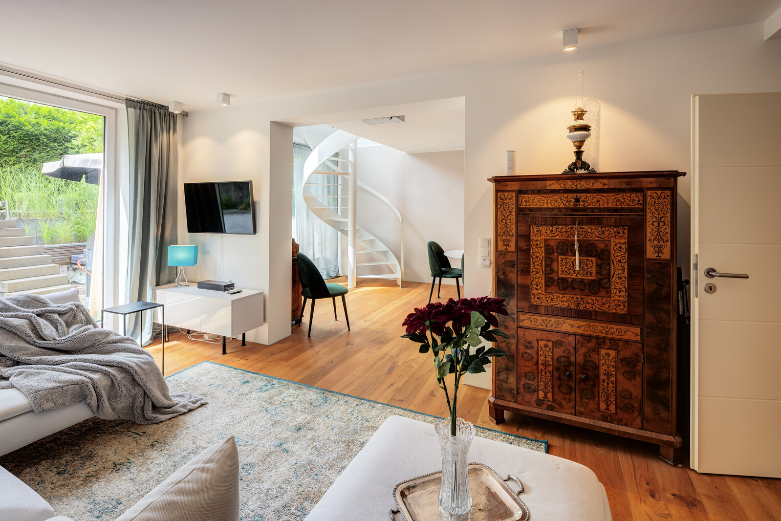 Stylish and unique gallery apartment in Solln for rent - Photo 1