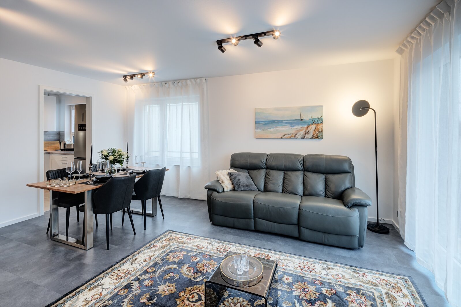 Bright 3-room apartment, like new furniture - Photo 2