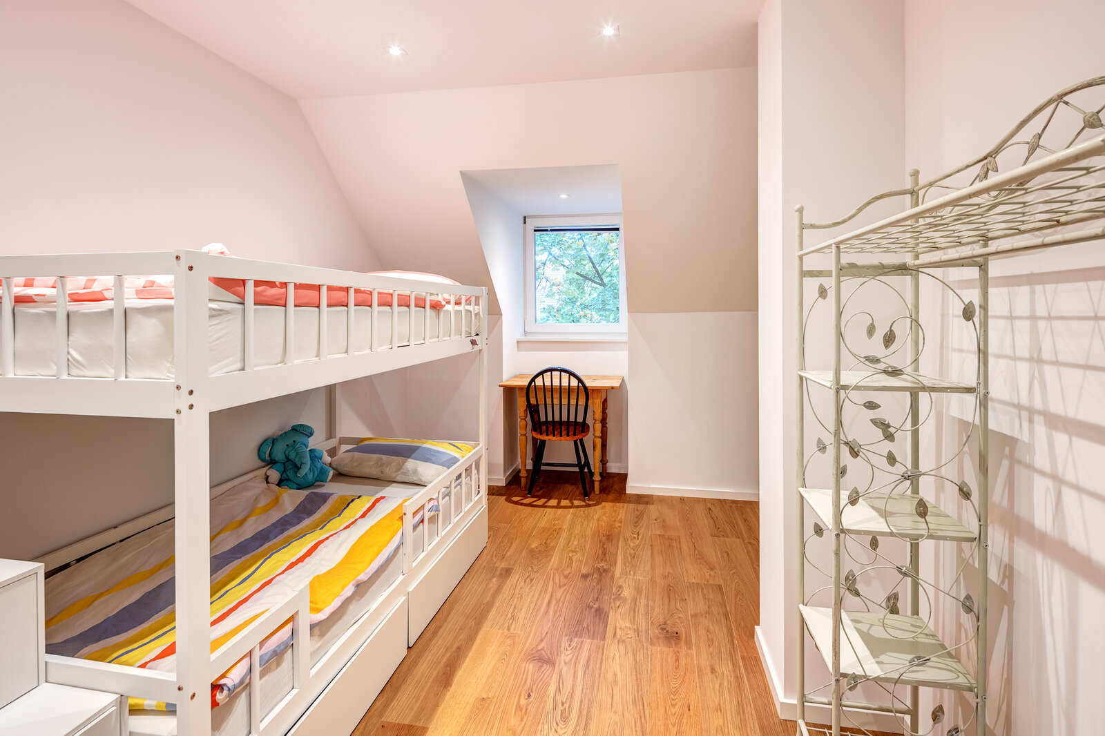 Unique attic apartment with extraordinary layout - Photo 5