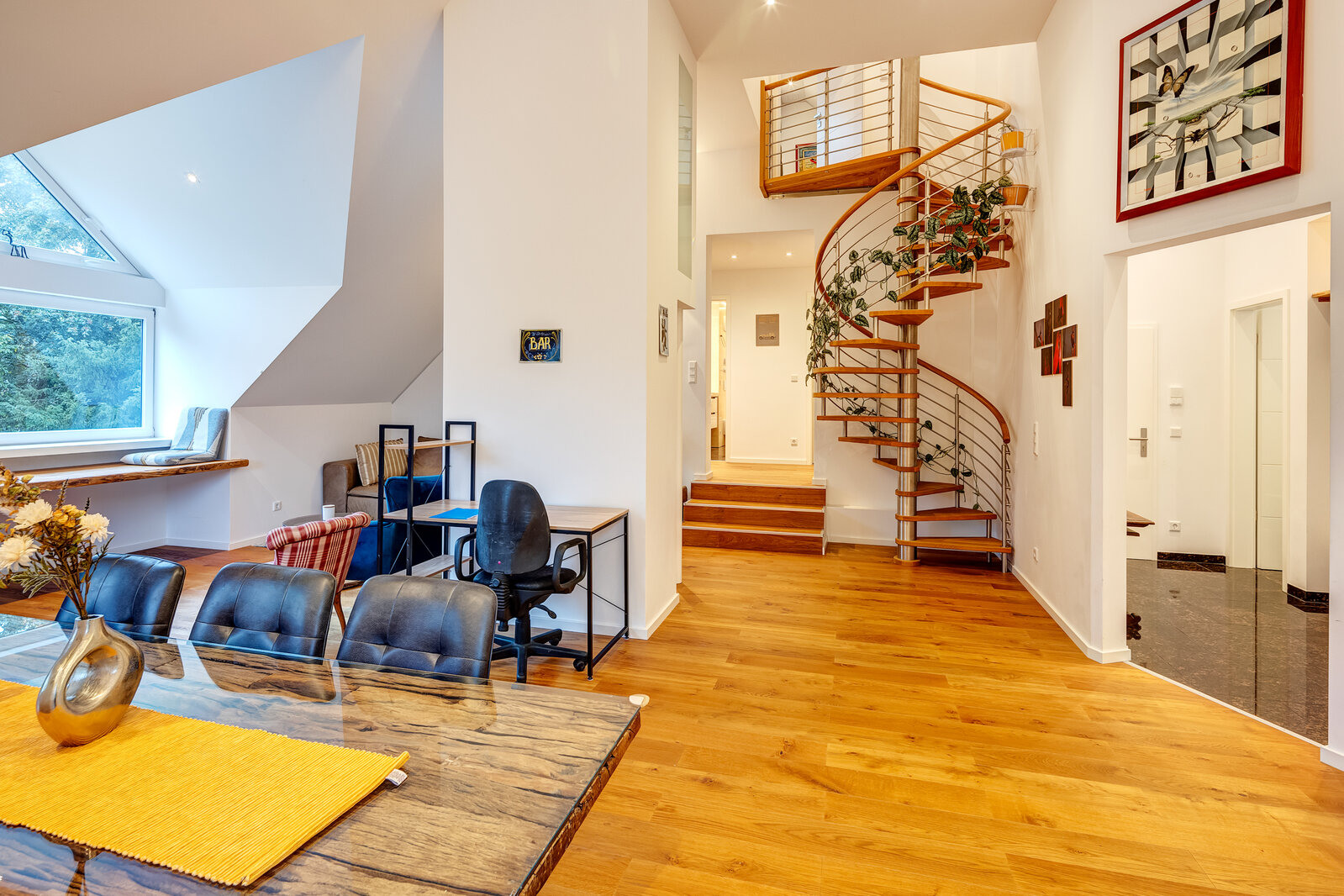 Unique attic apartment with extraordinary layout - Photo 2