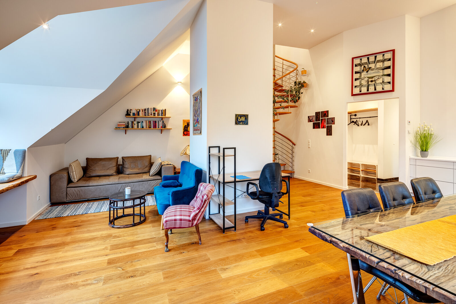Unique attic apartment with extraordinary layout - Photo 1