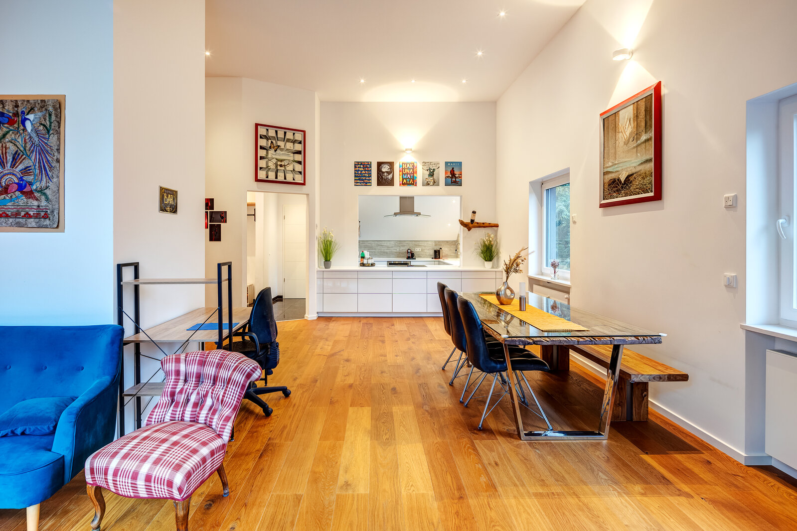 Unique attic apartment with extraordinary layout - Photo 4