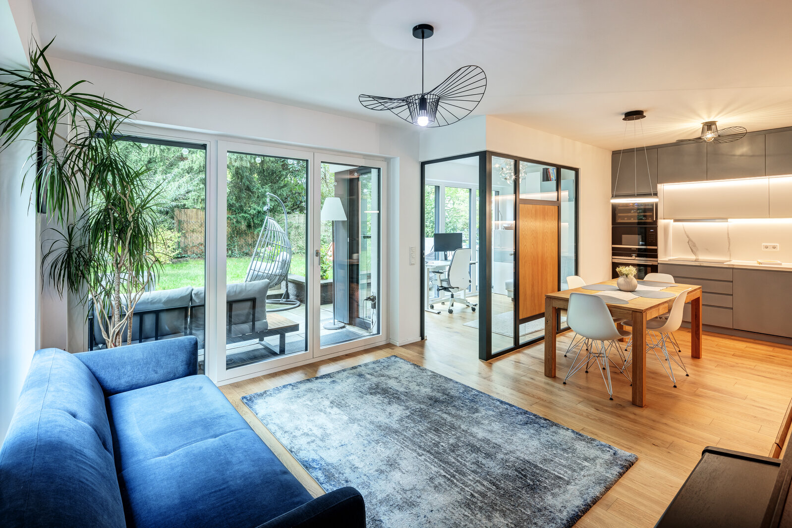 Popular location: apartment with stunning garden! - Photo 3