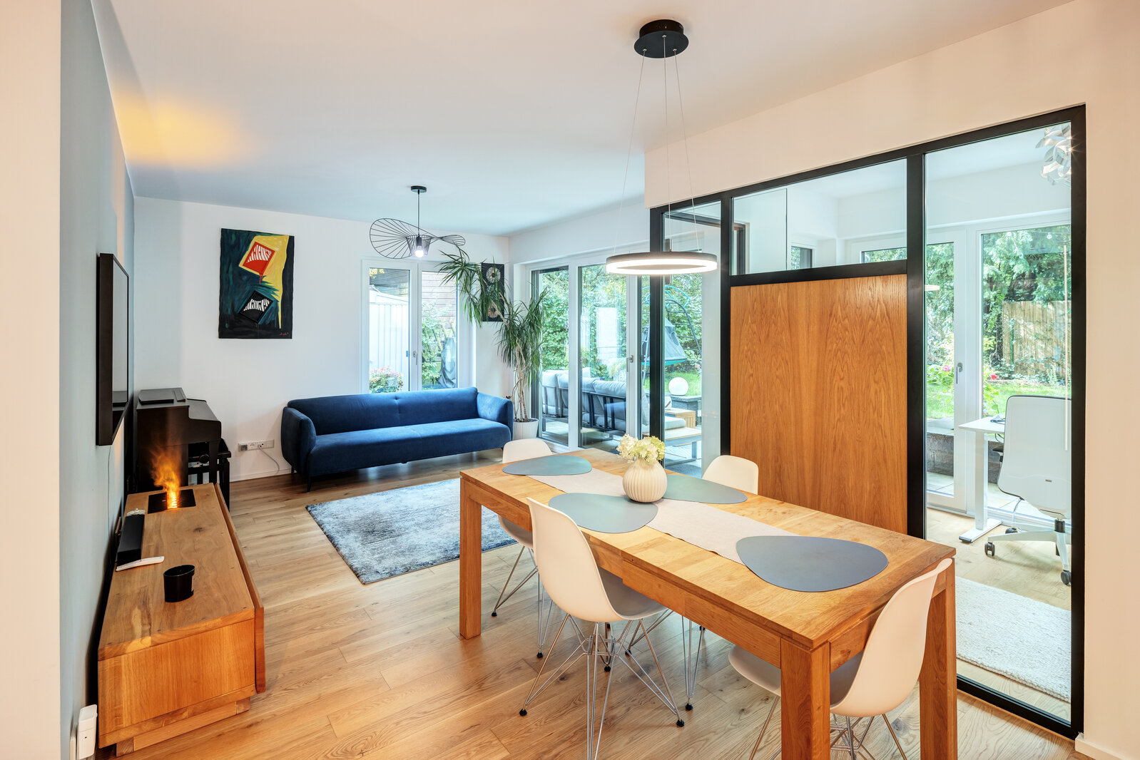 Popular location: apartment with stunning garden! - Photo 4