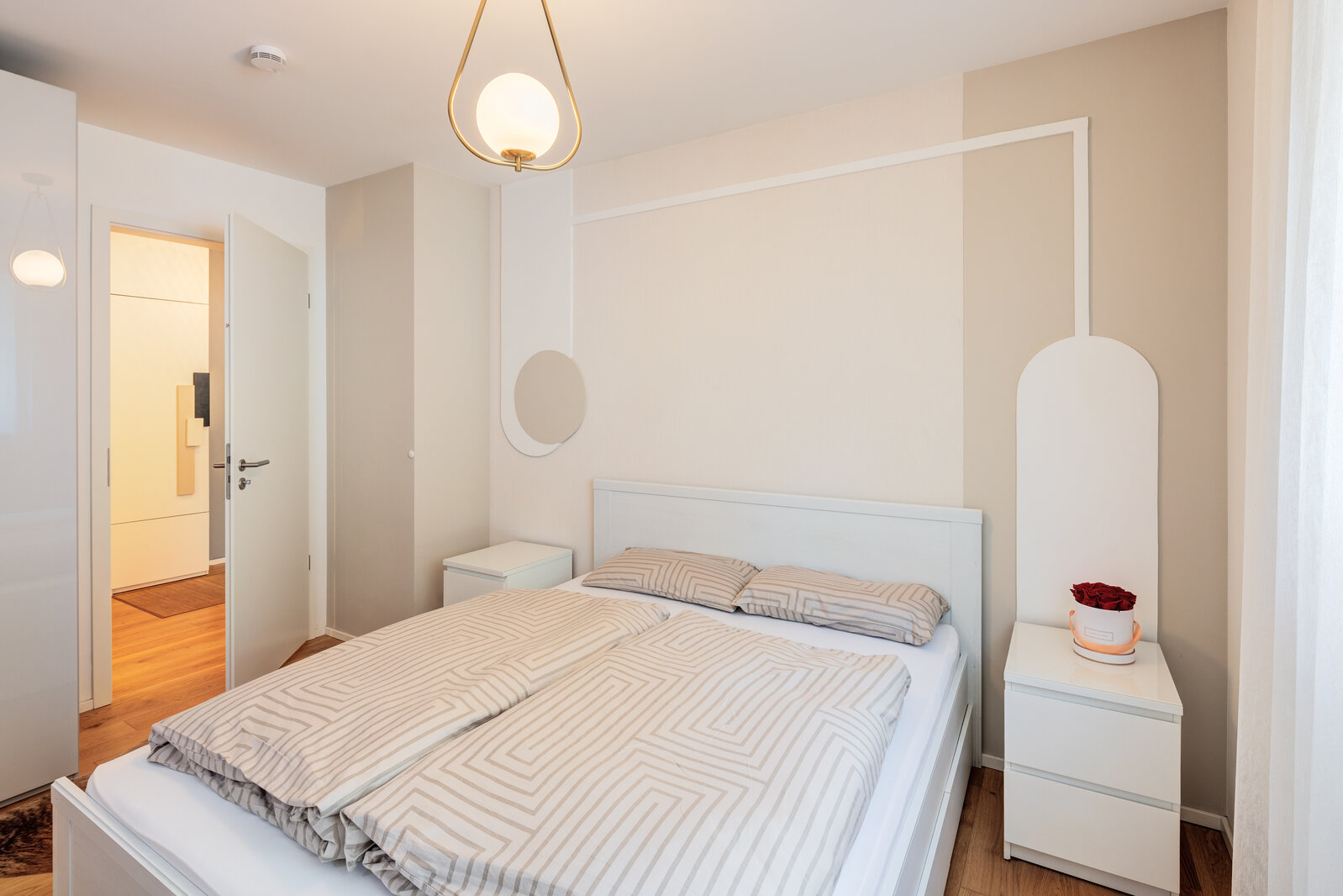 Popular location: apartment with stunning garden! - Photo 4