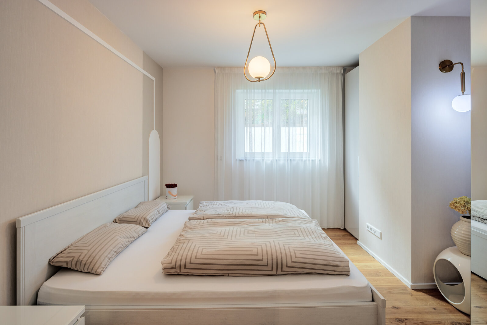 Popular location: apartment with stunning garden! - Photo 5