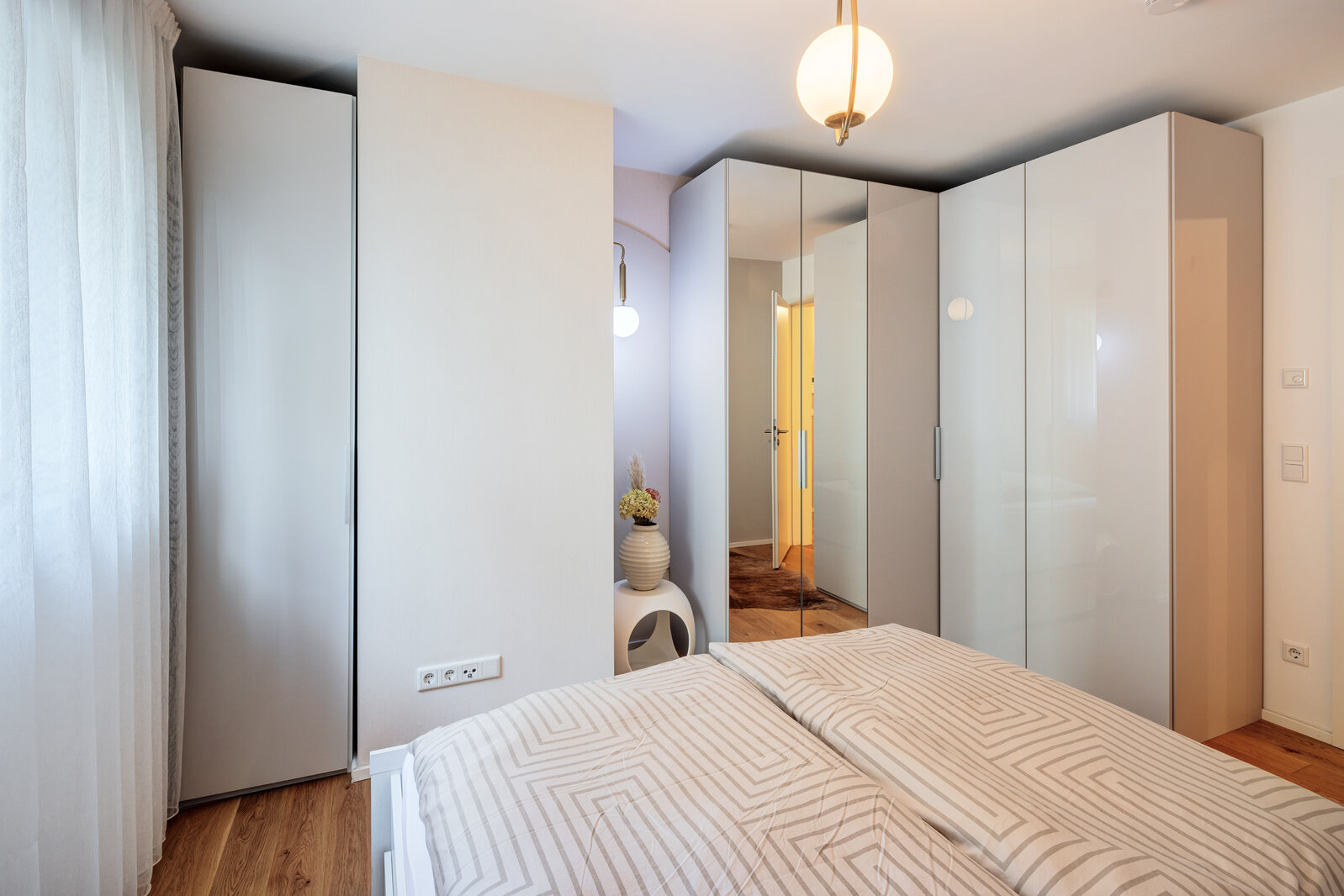 Popular location: apartment with stunning garden! - Photo 3
