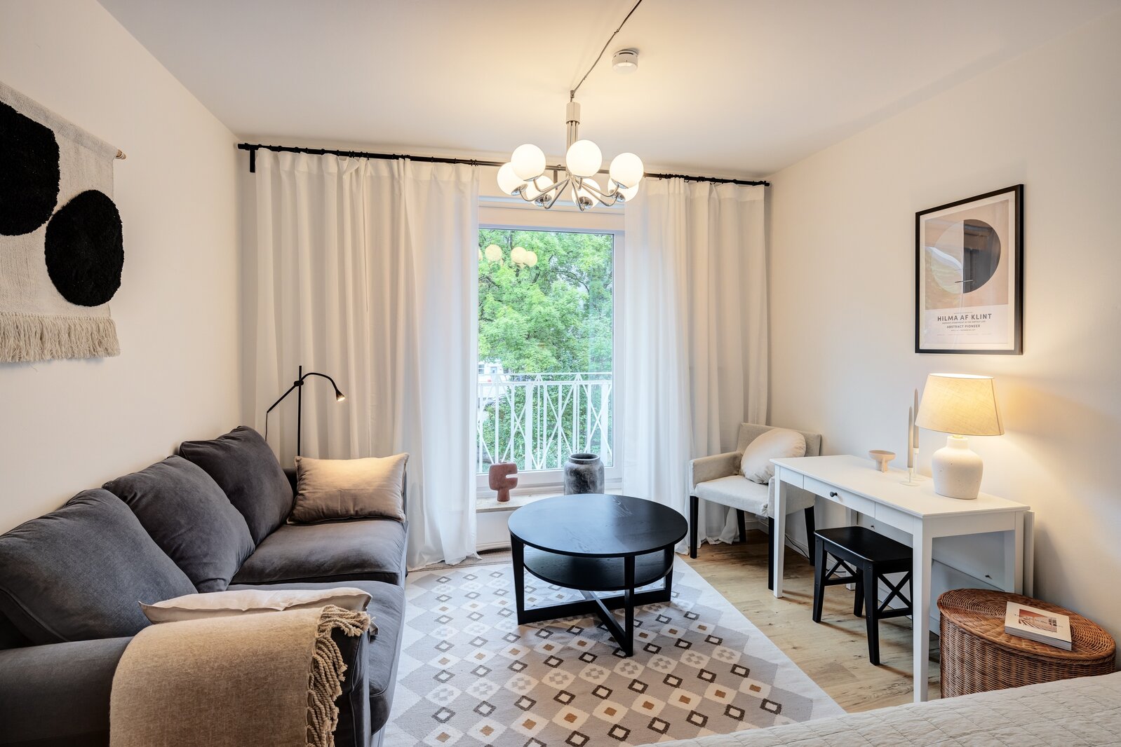 Popular residential area, tastefully furnished apartment - Photo 1