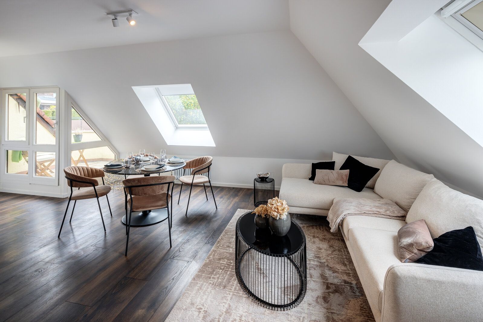 Stylish, great layout: your home with subway connection - Photo 2