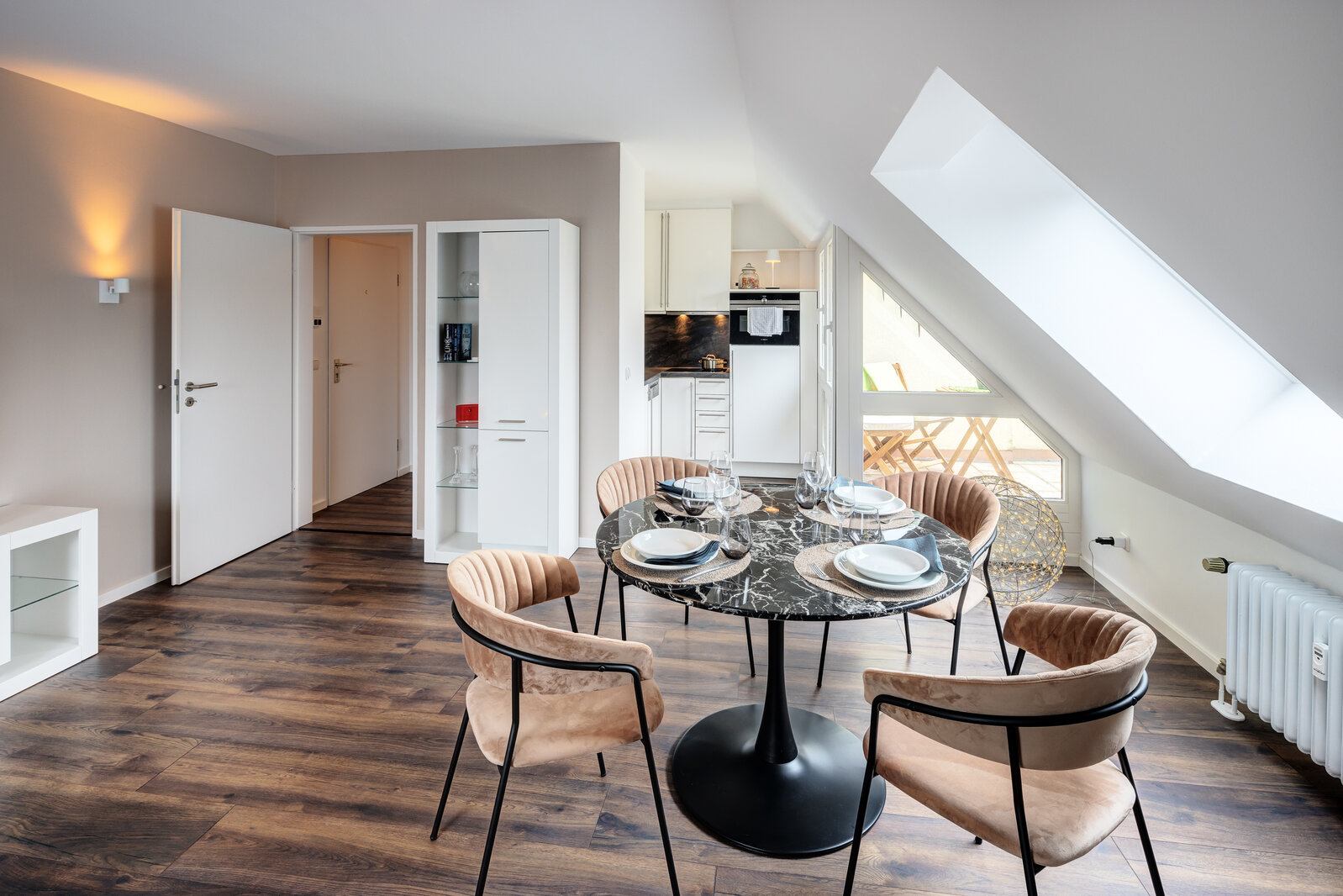 Stylish, great layout: your home with subway connection - Photo 3