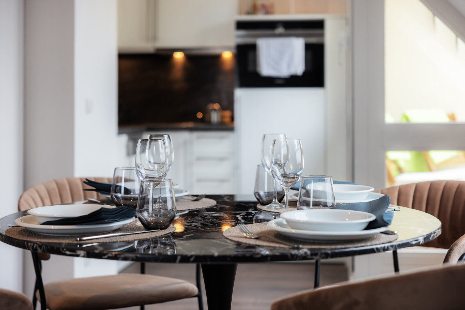 Stylish, great layout: your home with subway connection - Photo 4