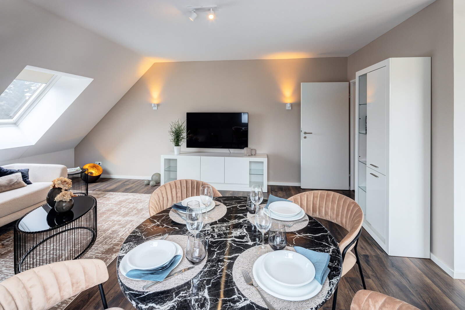 Stylish, great layout: your home with subway connection - Photo 5