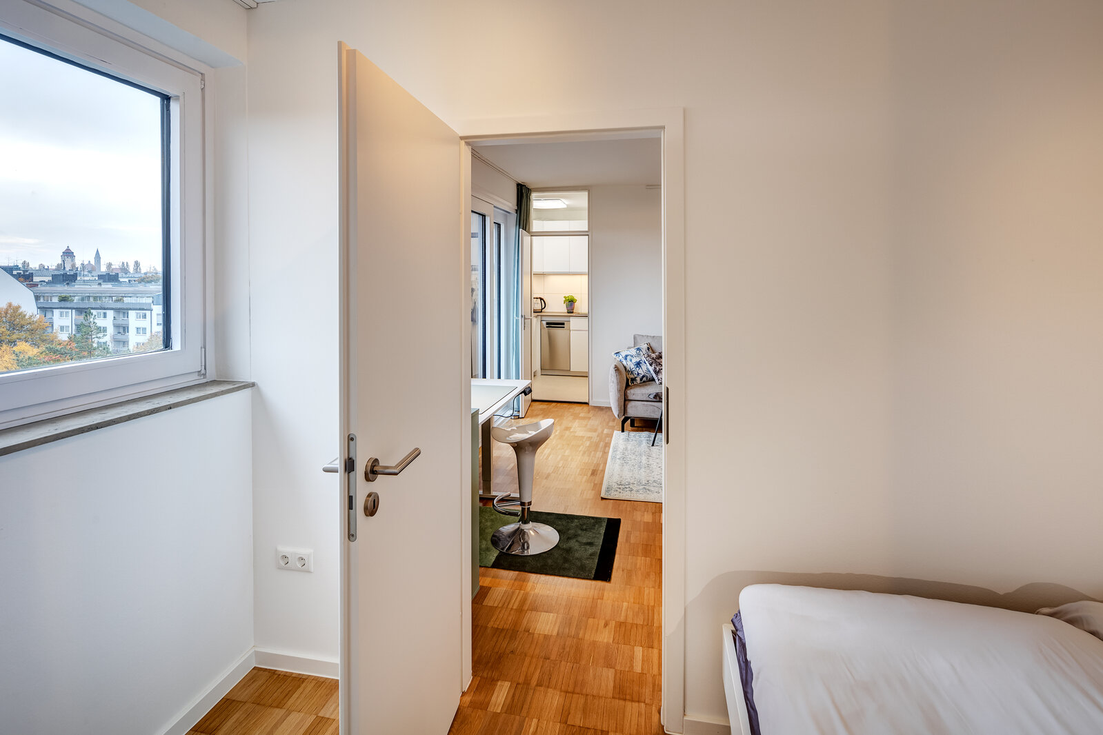 Schwabing: newly furnished, cozy apartment for rent - Photo 2