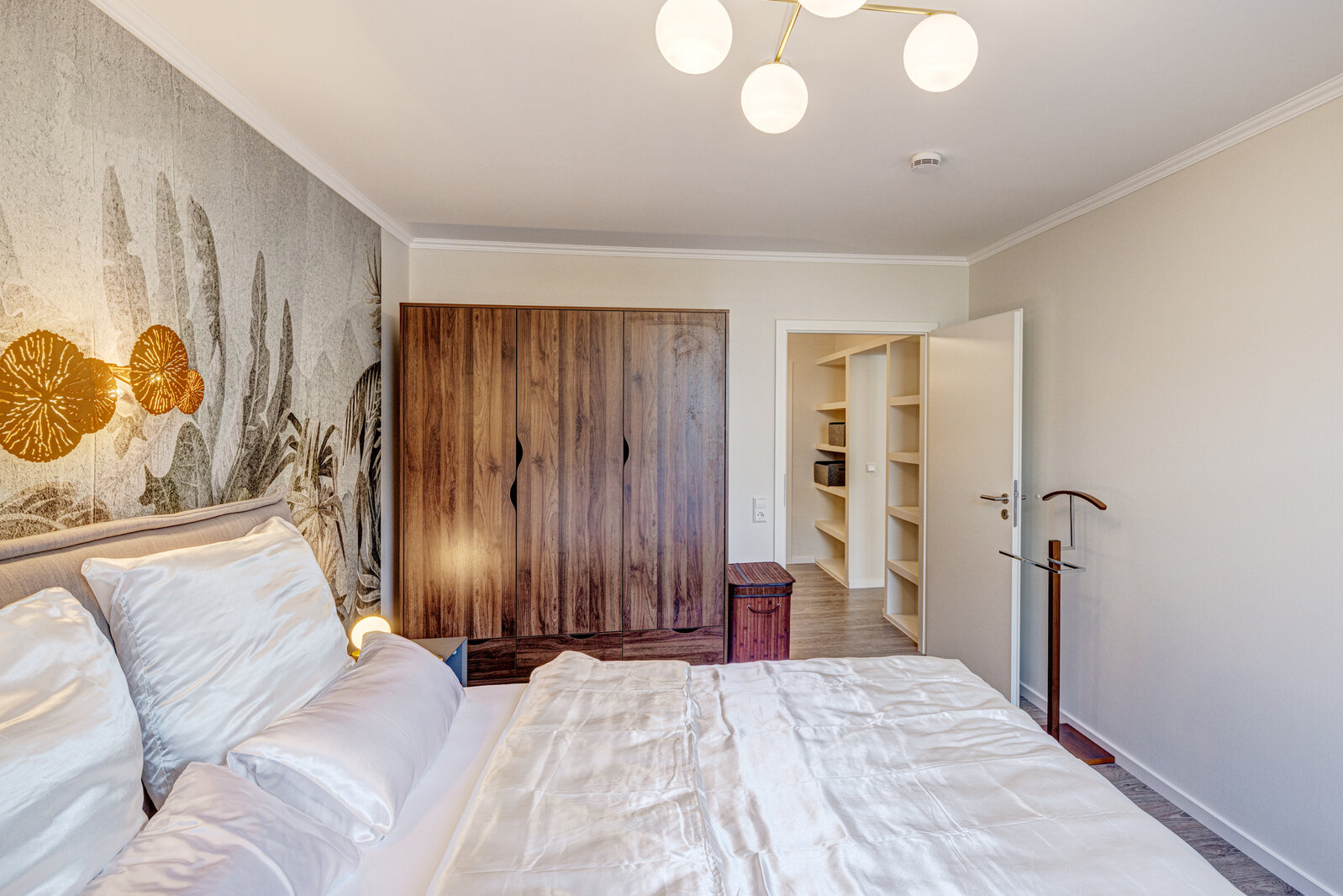 Furnished rental with balcony to the inner courtyard - Photo 4