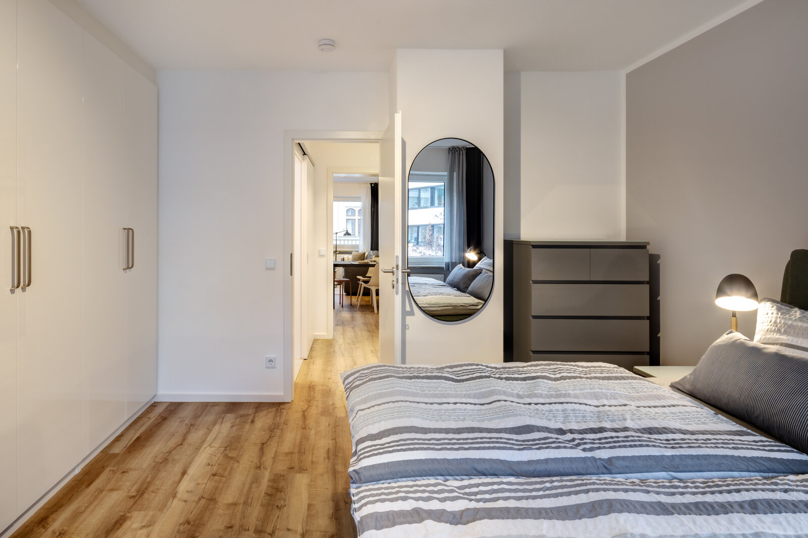 Modern apartment with two balconies in central location - Photo 5