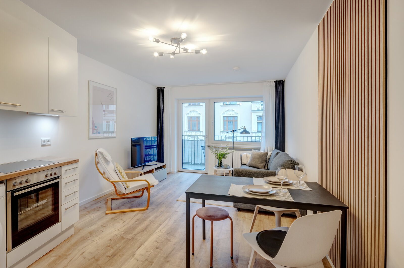 Modern apartment with two balconies in central location - Photo 2