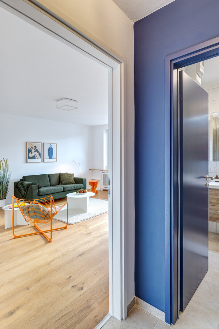 Light-flooded apartment with designer furniture - Photo 2