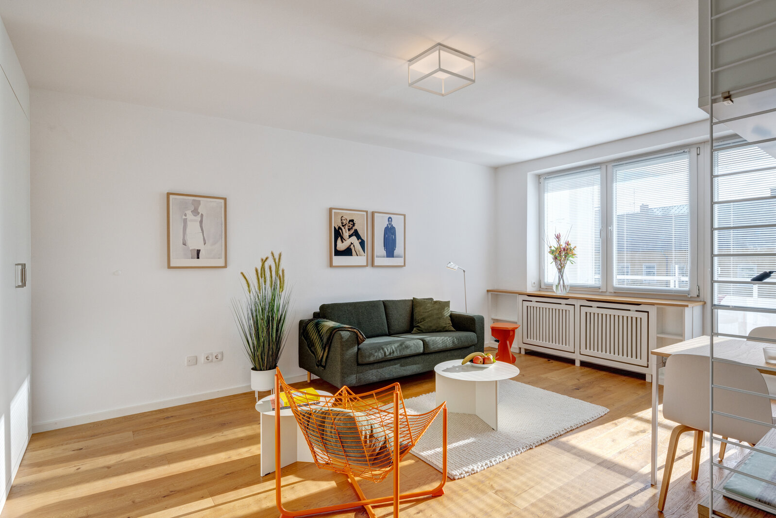Light-flooded apartment with designer furniture - Photo 4