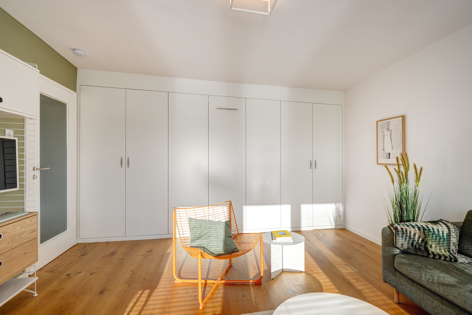 Light-flooded apartment with designer furniture - Photo 3