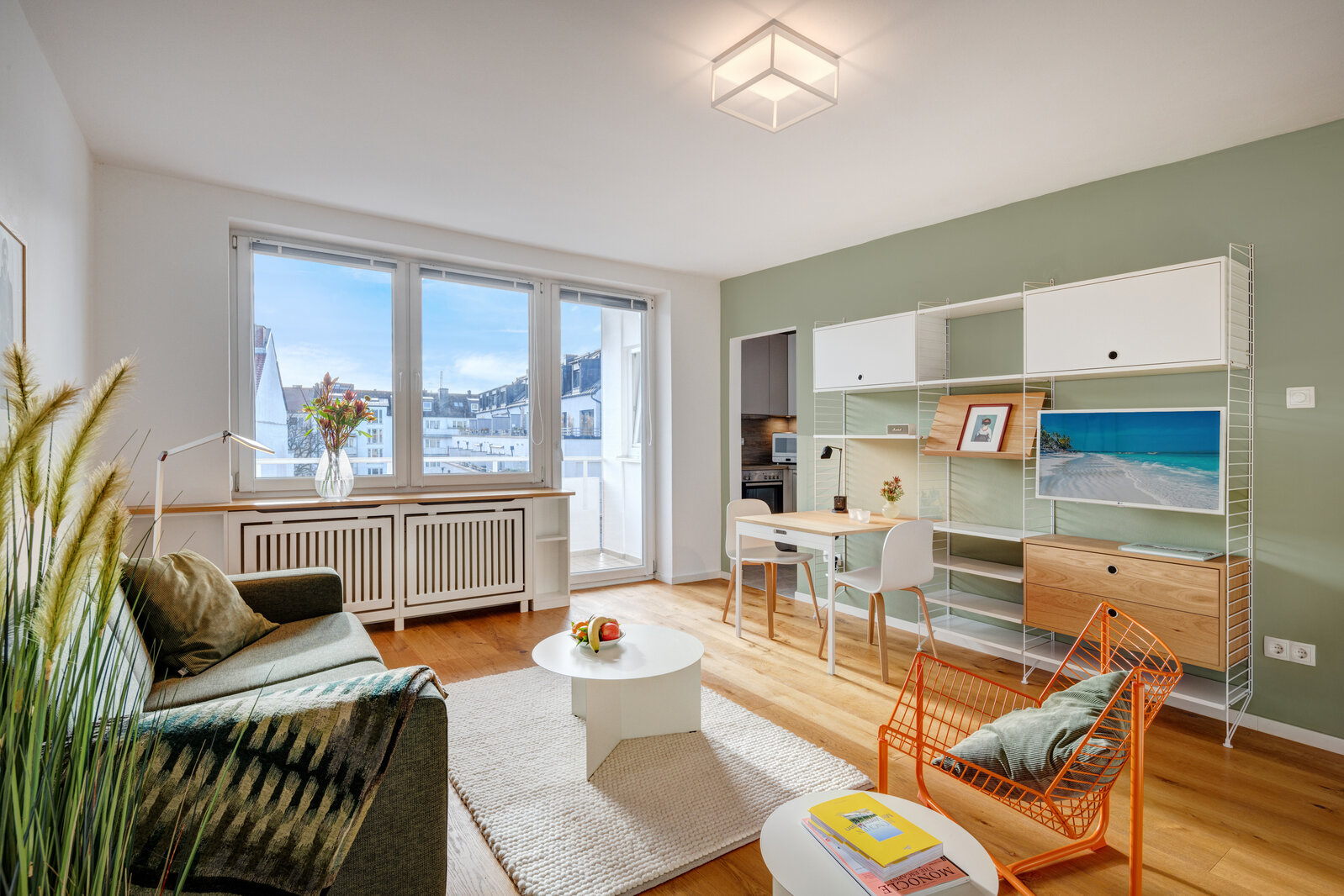 Light-flooded apartment with designer furniture - Photo 1