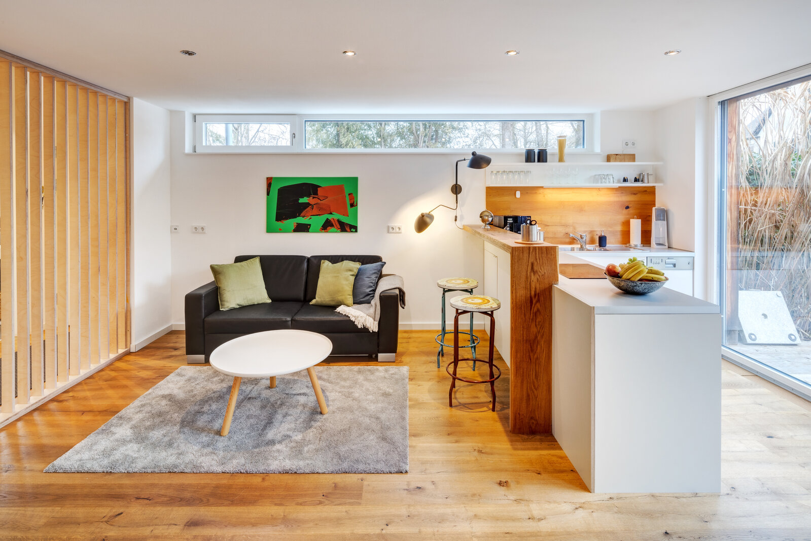 Beautiful furnished separate apartment, private entrance - Photo 2