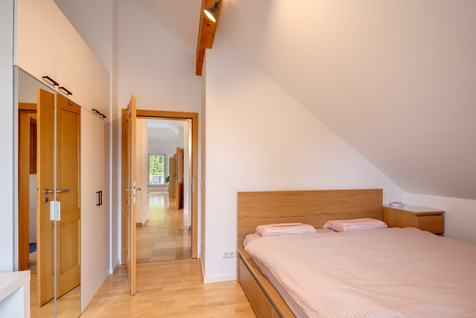 Spacious 3-room attic apartment with three balconies - Foto 2