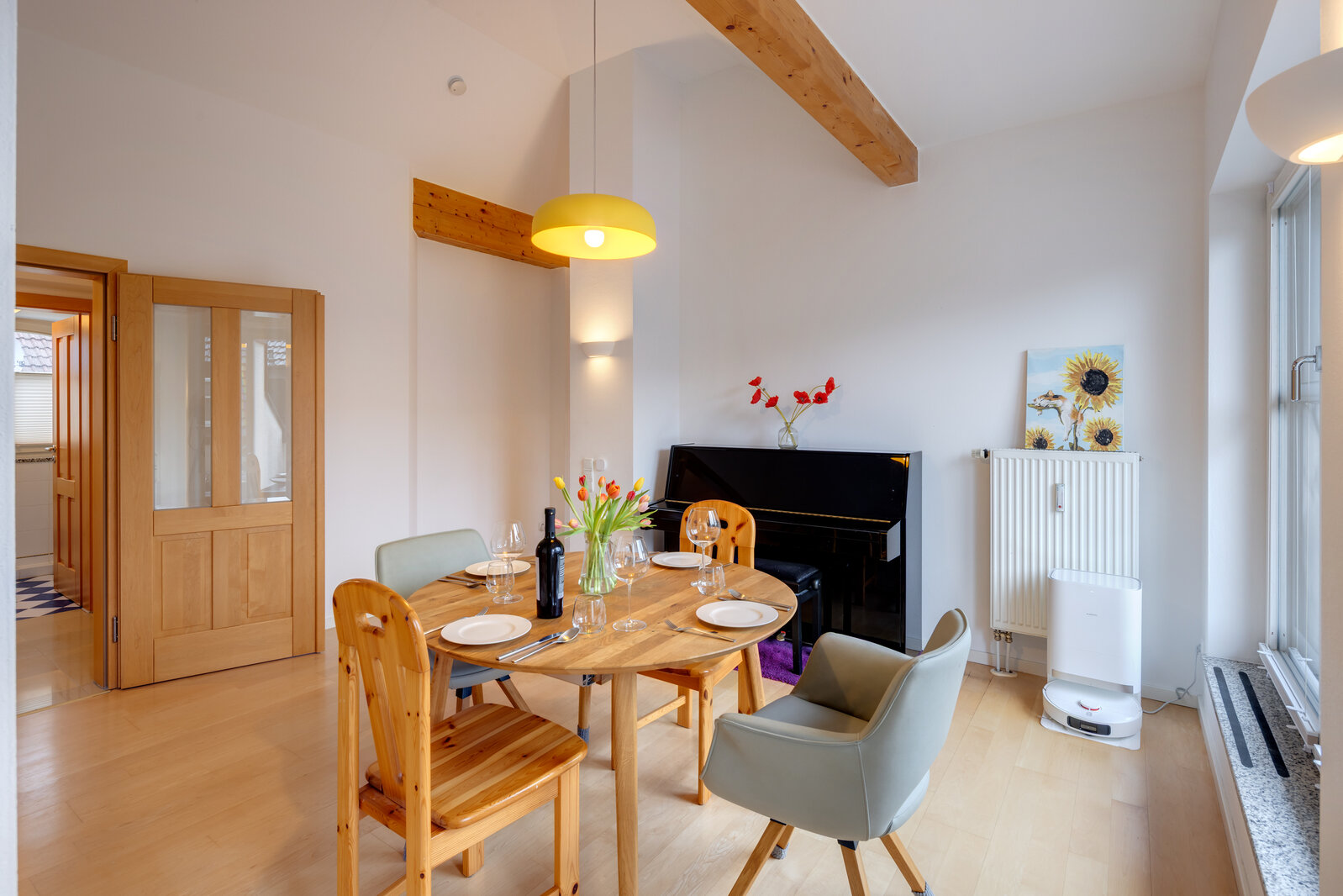 Spacious 3-room attic apartment with three balconies - Photo 3