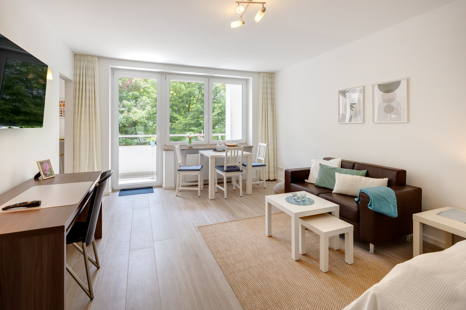 Central, spacious 1-room apartment for rent - Photo 2