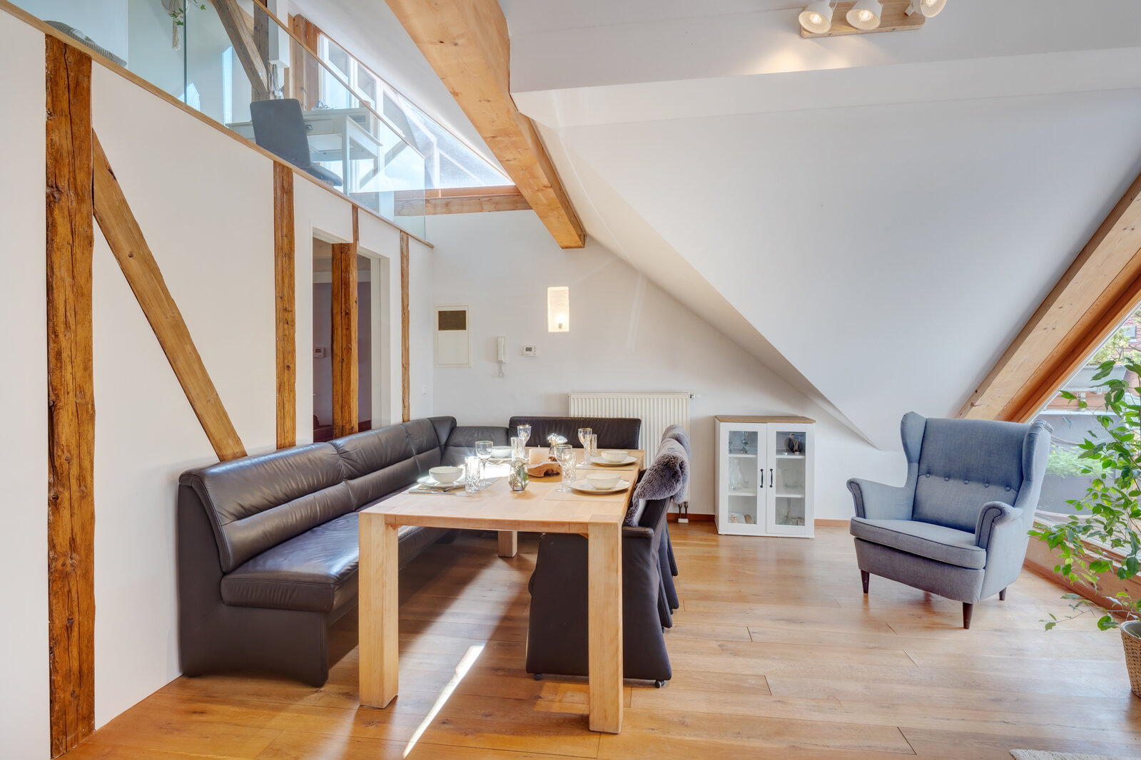 Stunning attic apartment in prime location - Photo 3