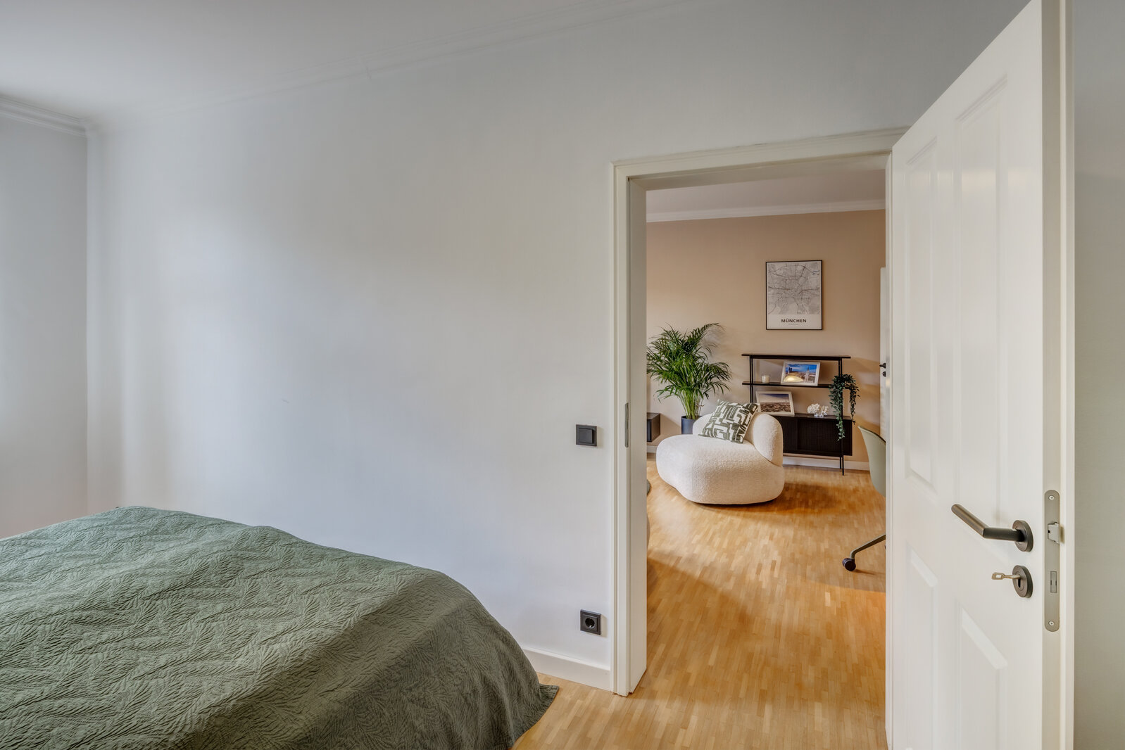Stylishly furnished apartment with balcony for rent - Photo 3