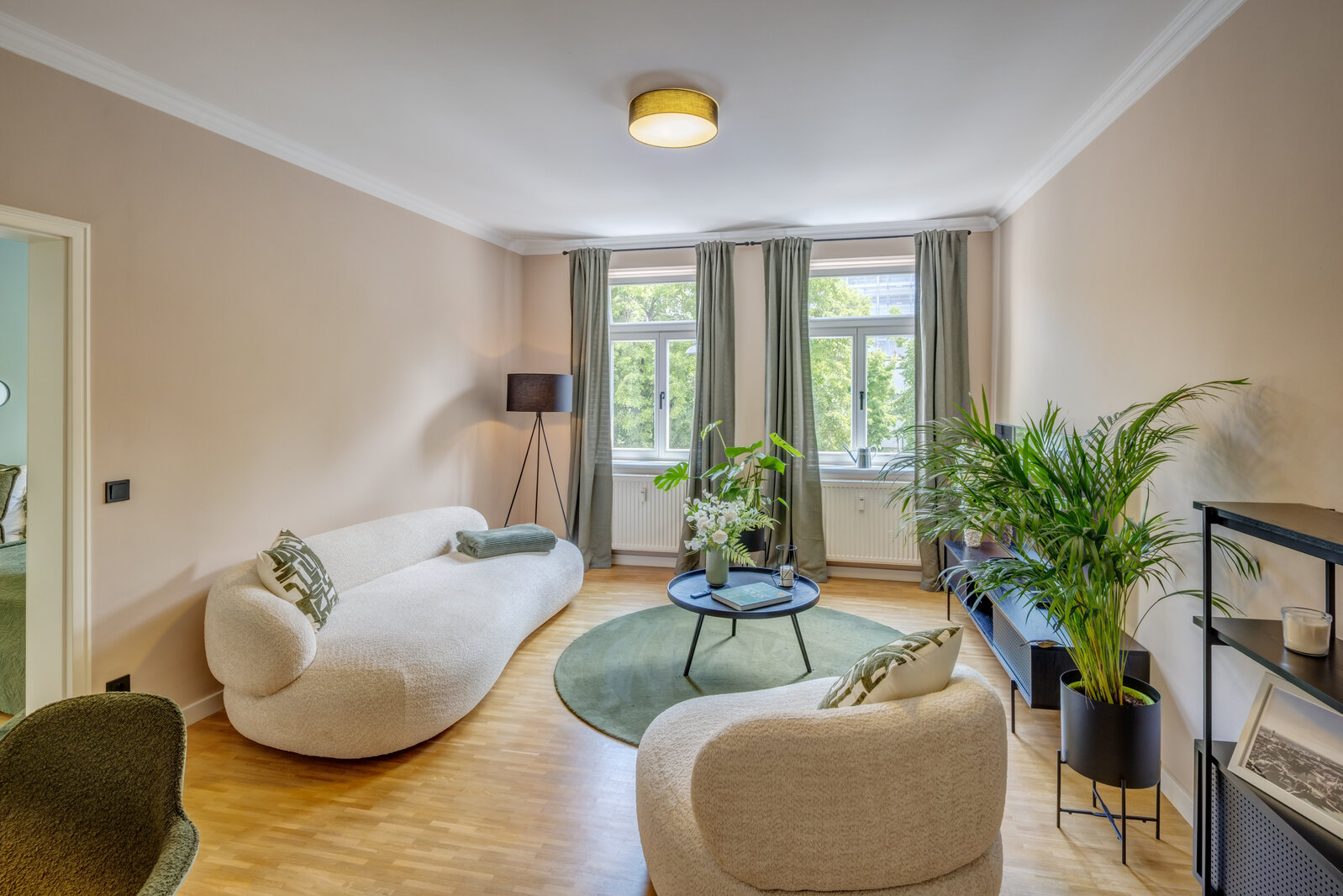 Stylishly furnished apartment with balcony for rent - Photo 1