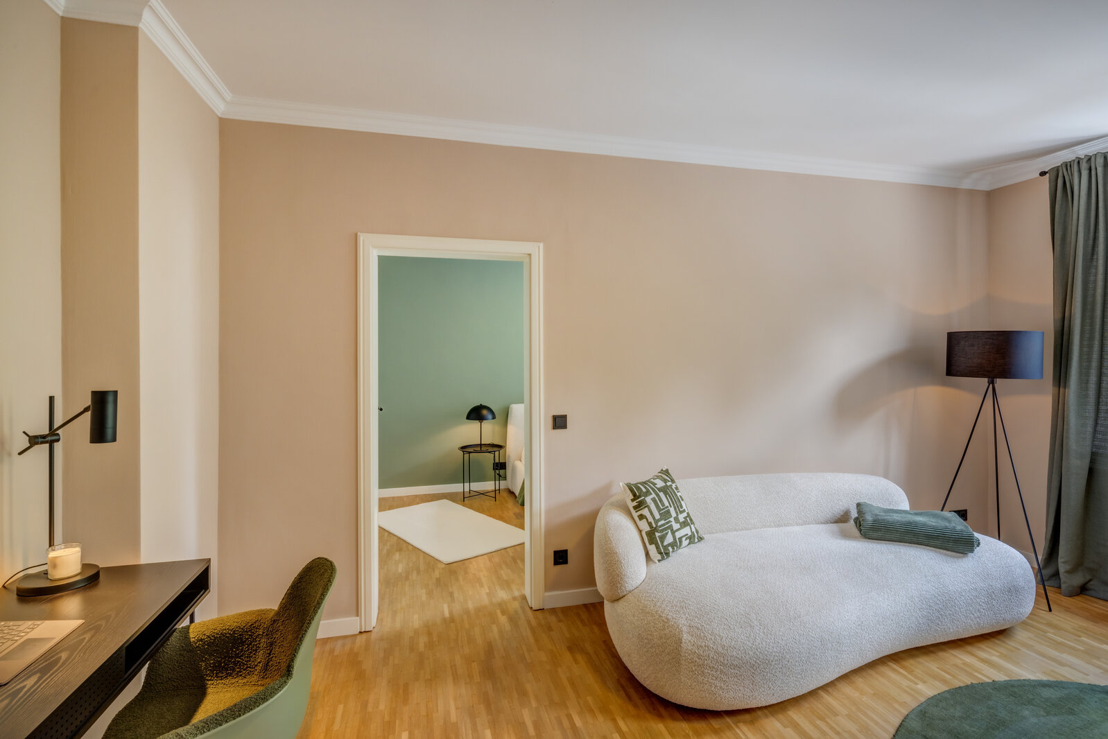 Stylishly furnished apartment with balcony for rent - Photo 2