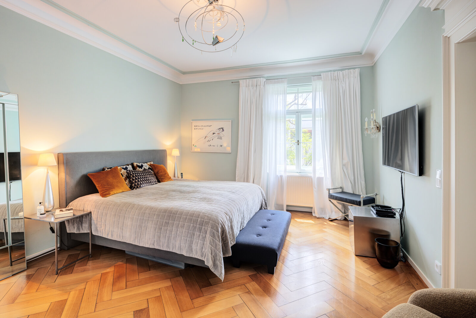 Historic apartment with unique charm - Photo 2