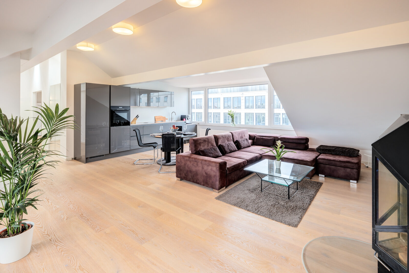 Modern attic apartment near Stiglmaierplatz for rent - Photo 1