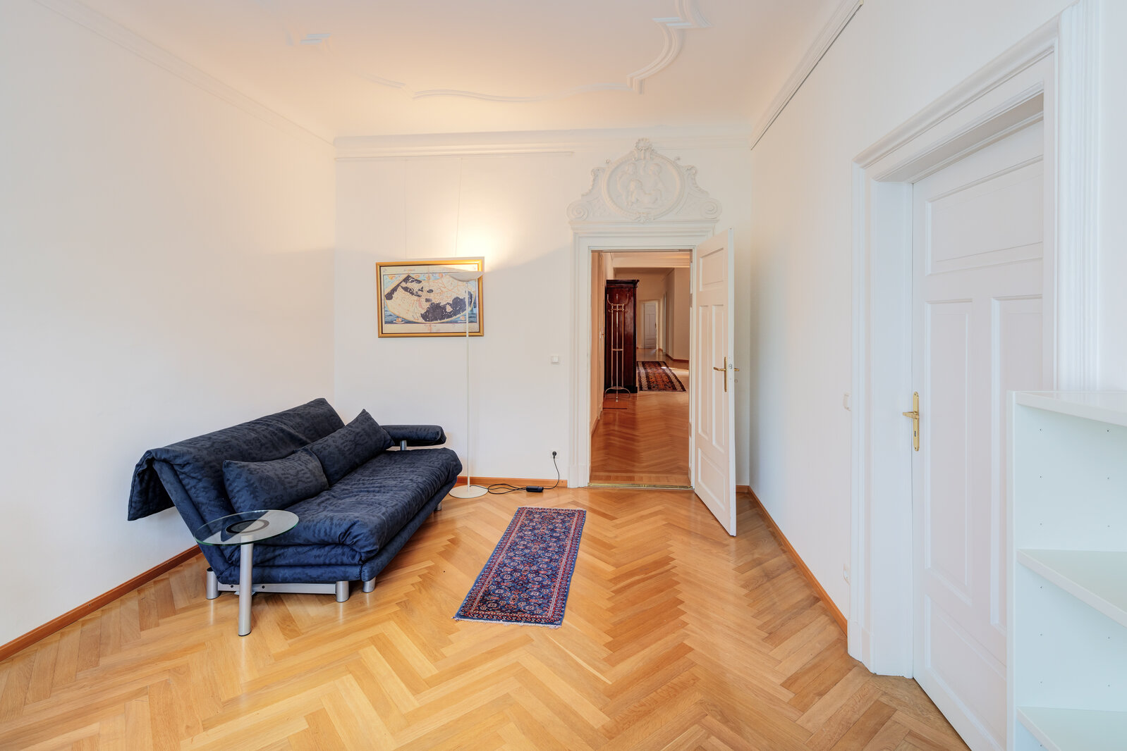 Spacious historic apartment in prime location in Lehel - Photo 2