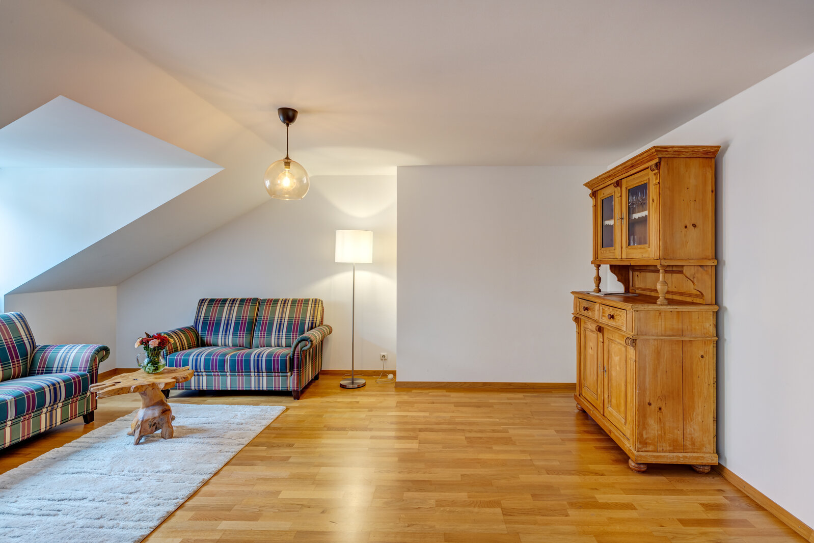 Nicely furnished attic apartment in Ludwigsvorstadt - Photo 2