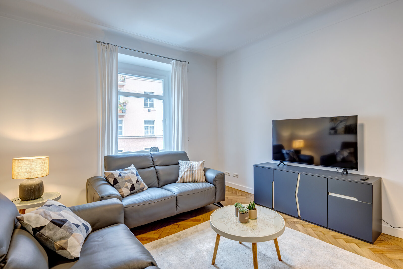 Central location: first occupancy, newly furnished - Photo 1