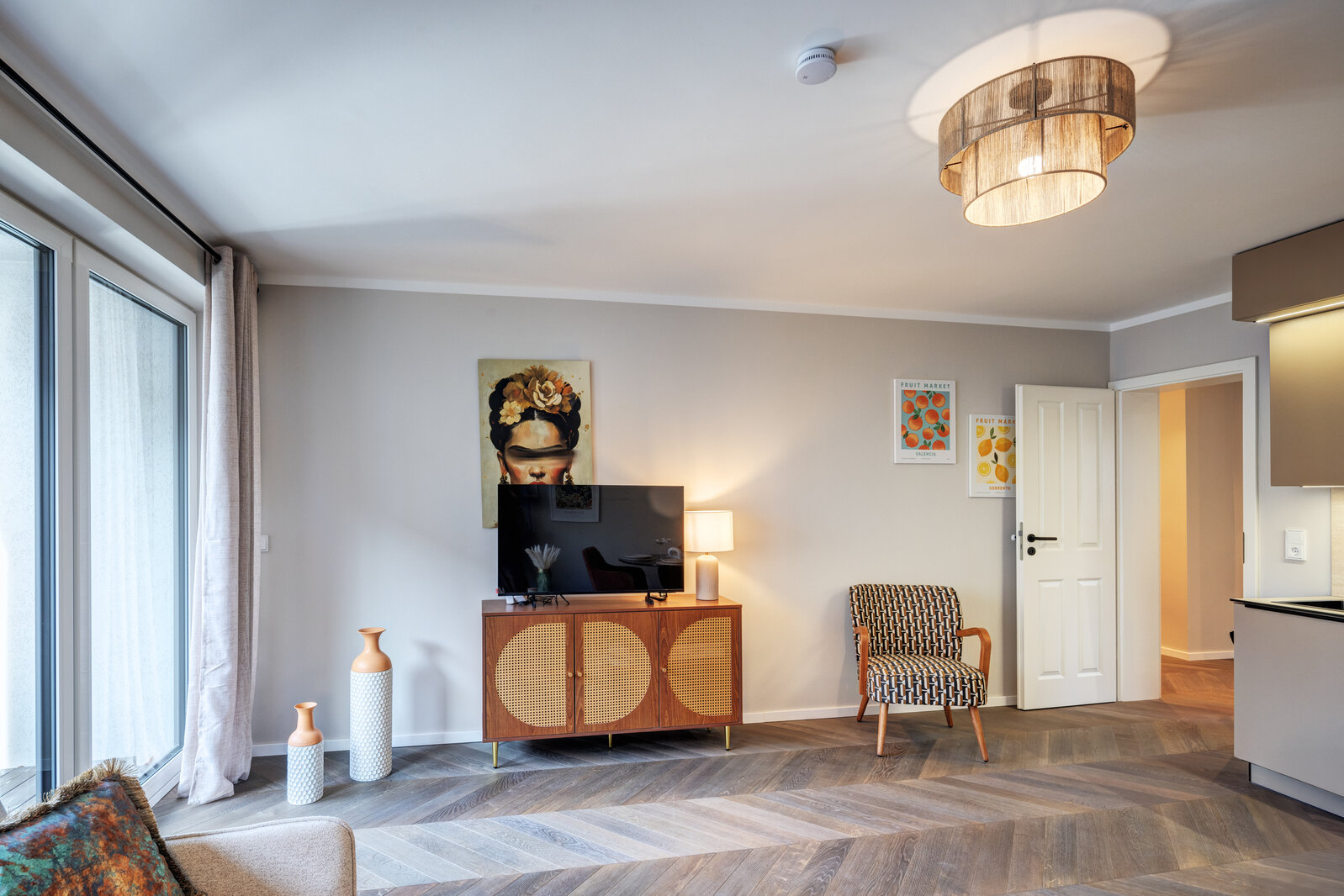 Urban living - cozy apartment for rent in upscale neighborhood - Photo 2
