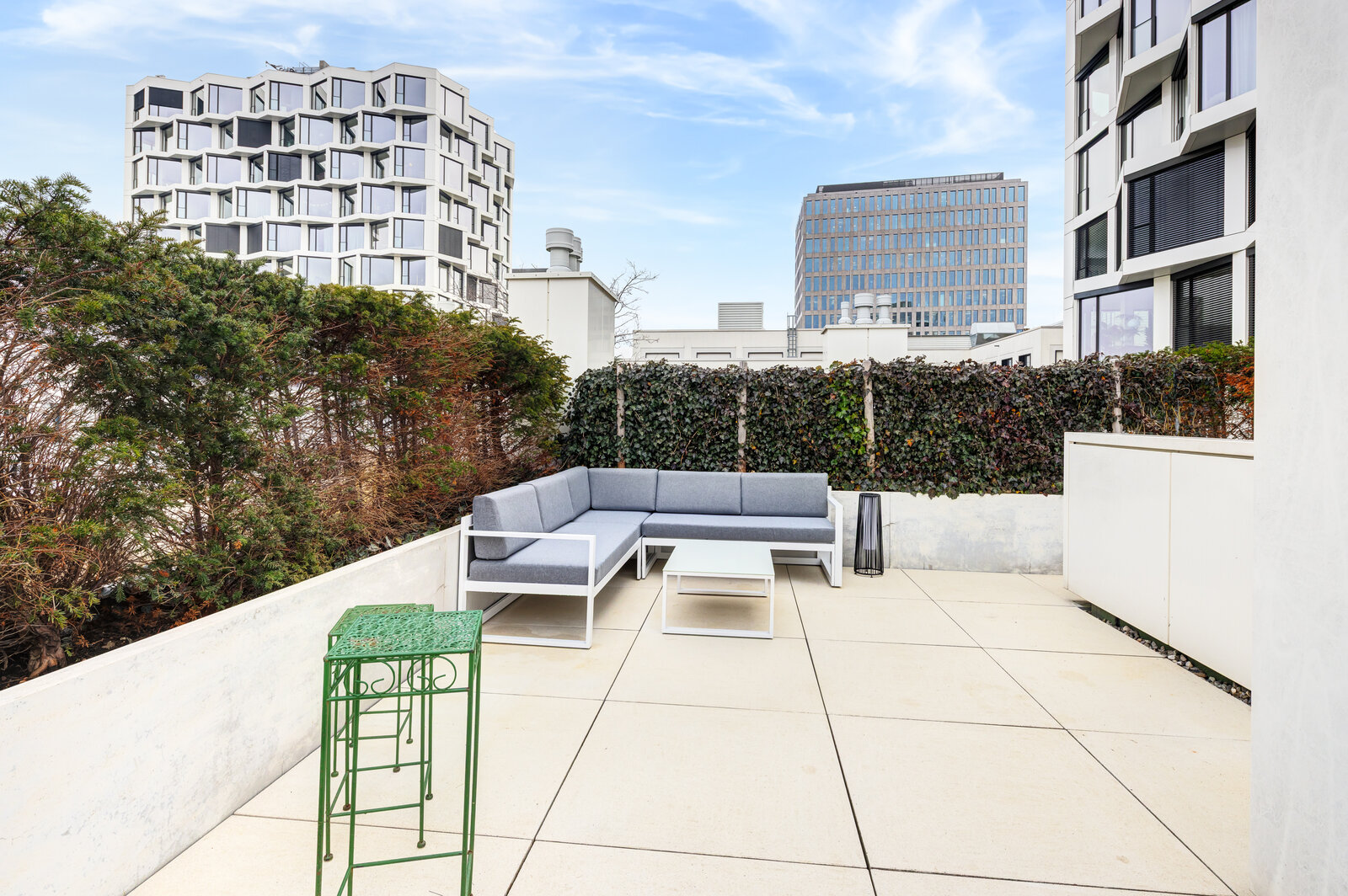 Friends Tower Living with private roof-top - Photo 5