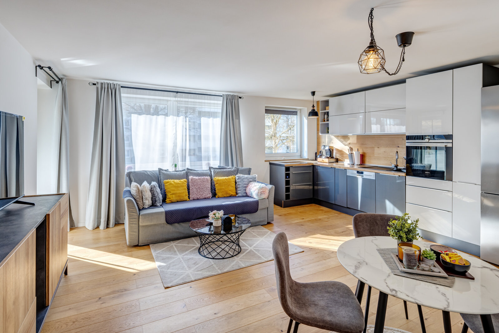 Bright, modernly furnished apartment with balcony - Photo 2