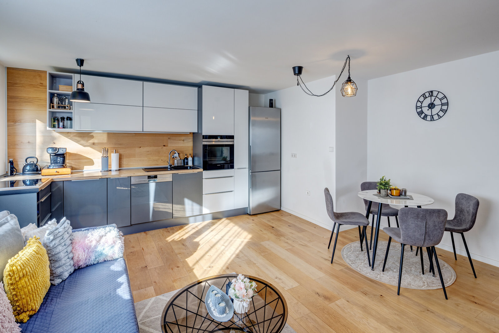 Bright, modernly furnished apartment with balcony - Photo 1