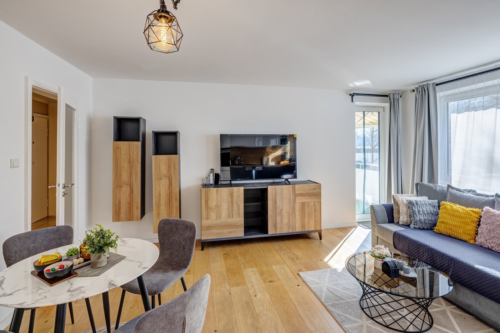 Bright, modernly furnished apartment with balcony - Photo 3