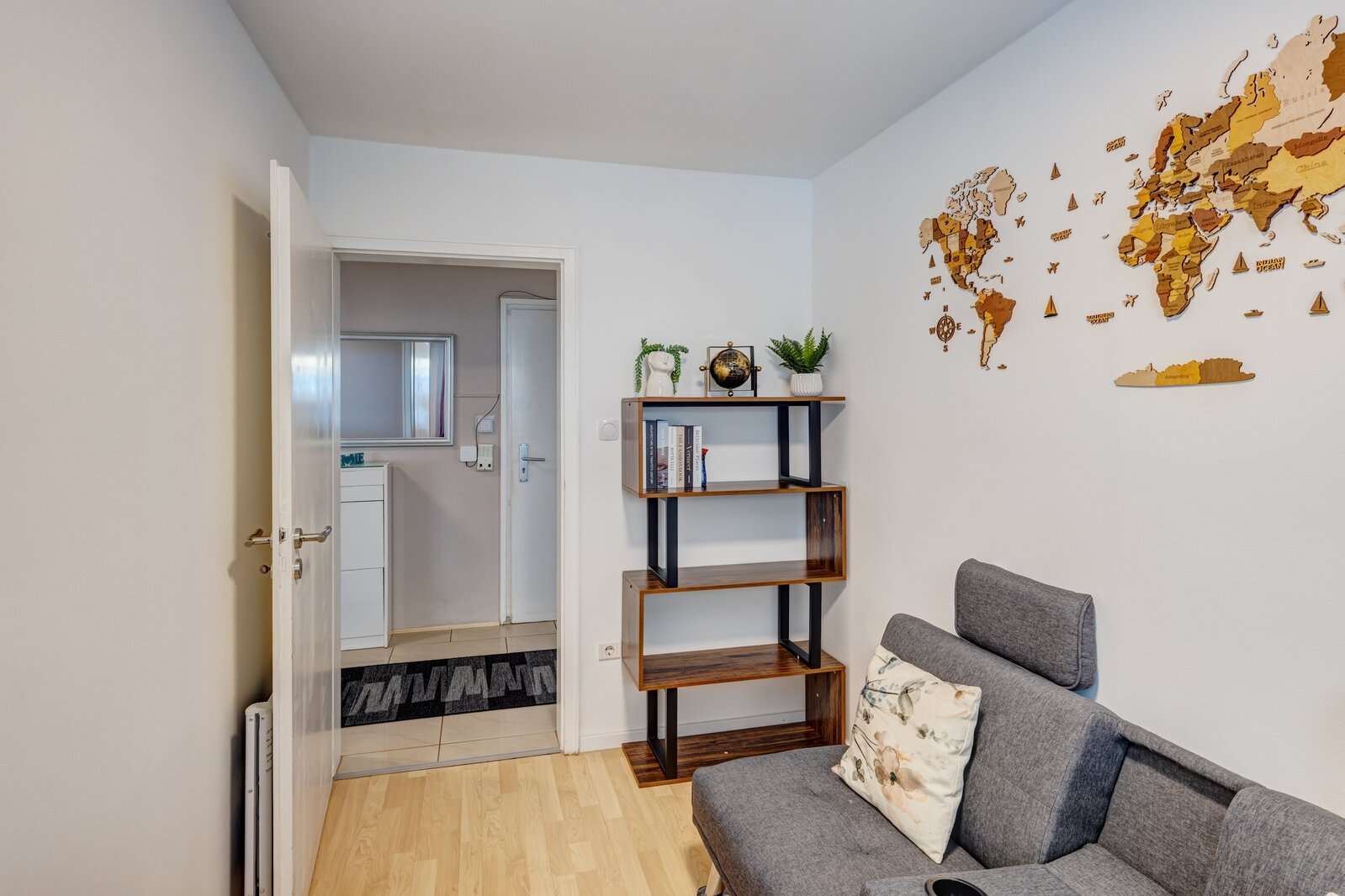 Bright, modernly furnished apartment with balcony - Photo 4