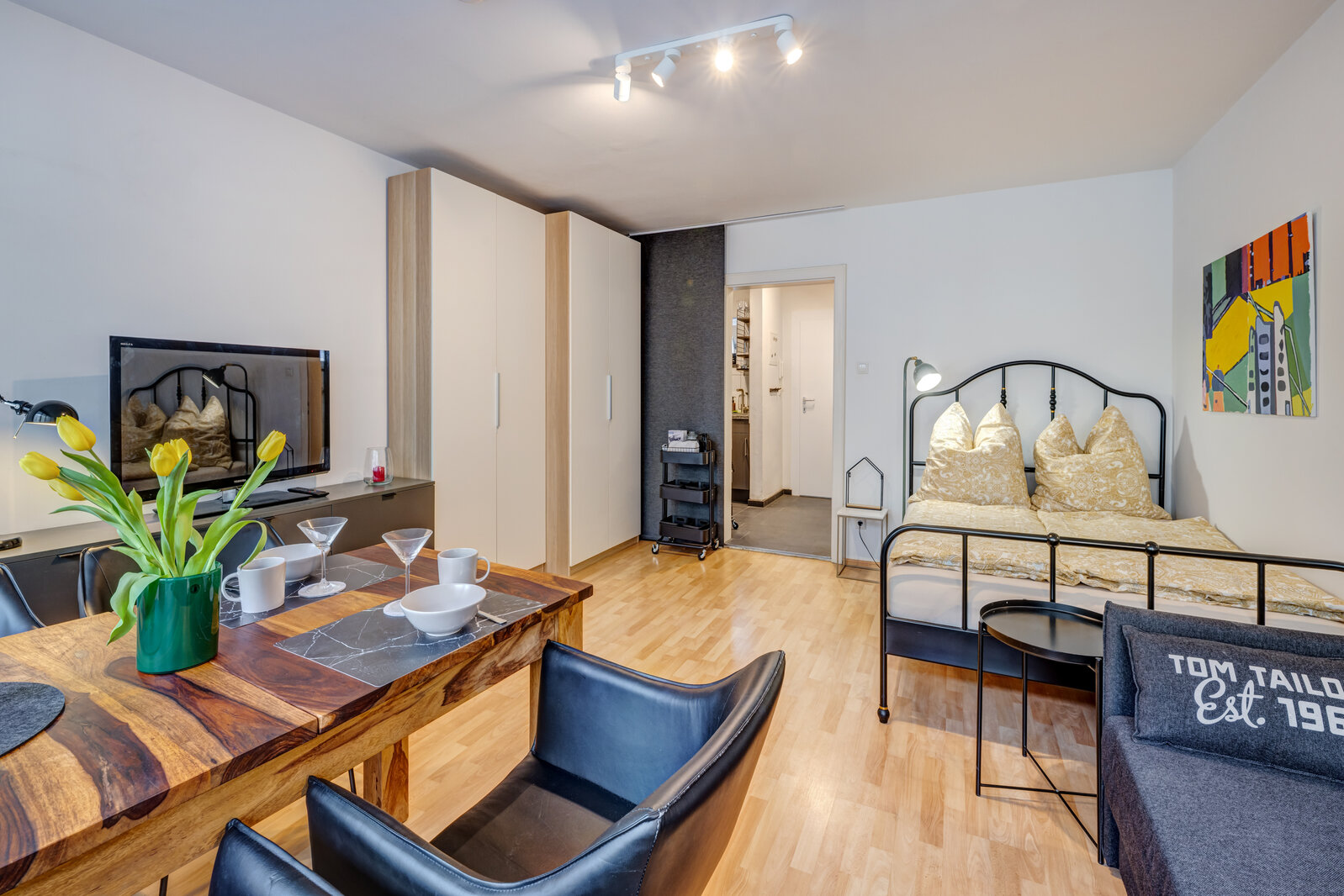 Nicely furnished apartment in Schwabing-West - Photo 1