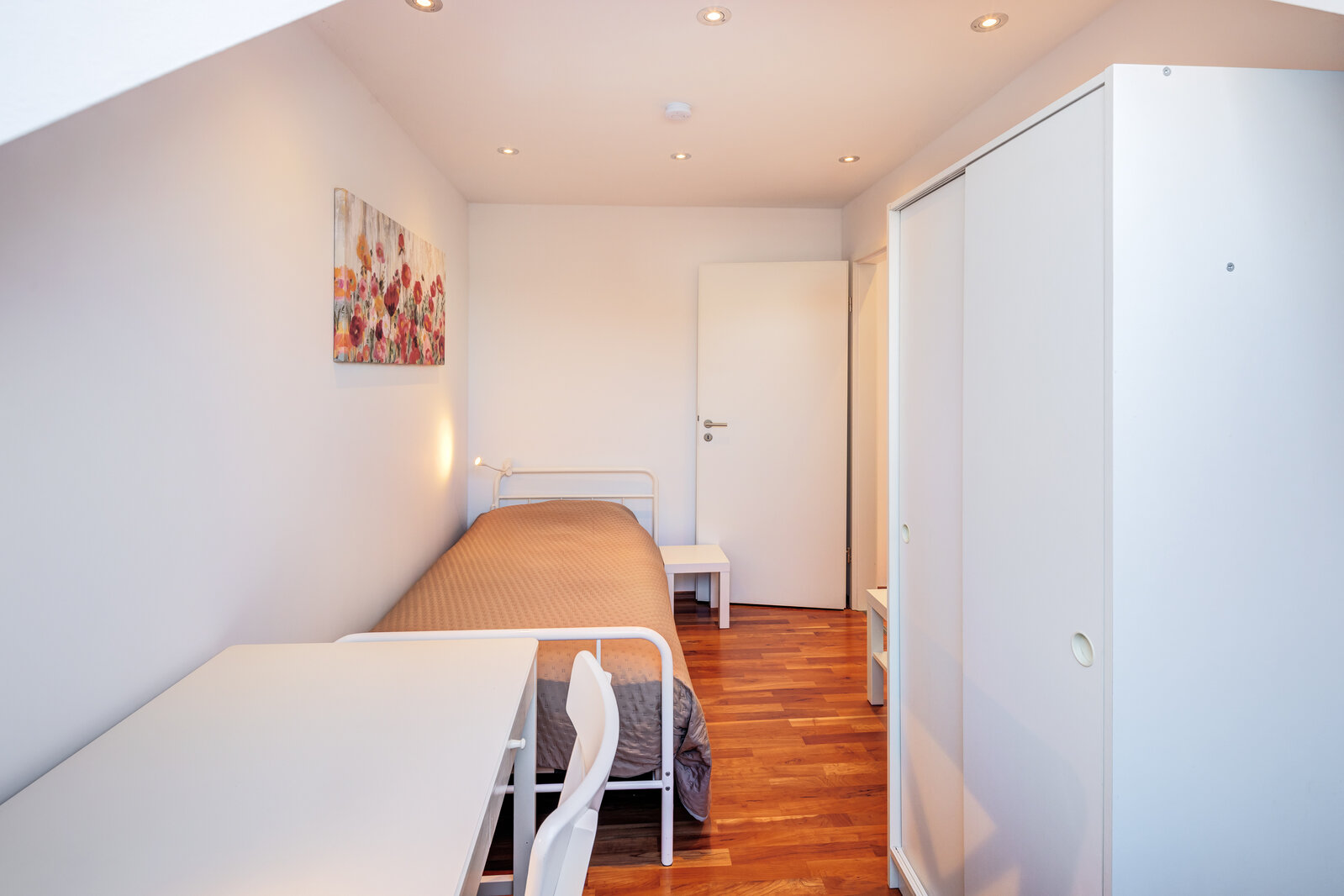 Newly furnished self-contained attic apartment - Photo 4