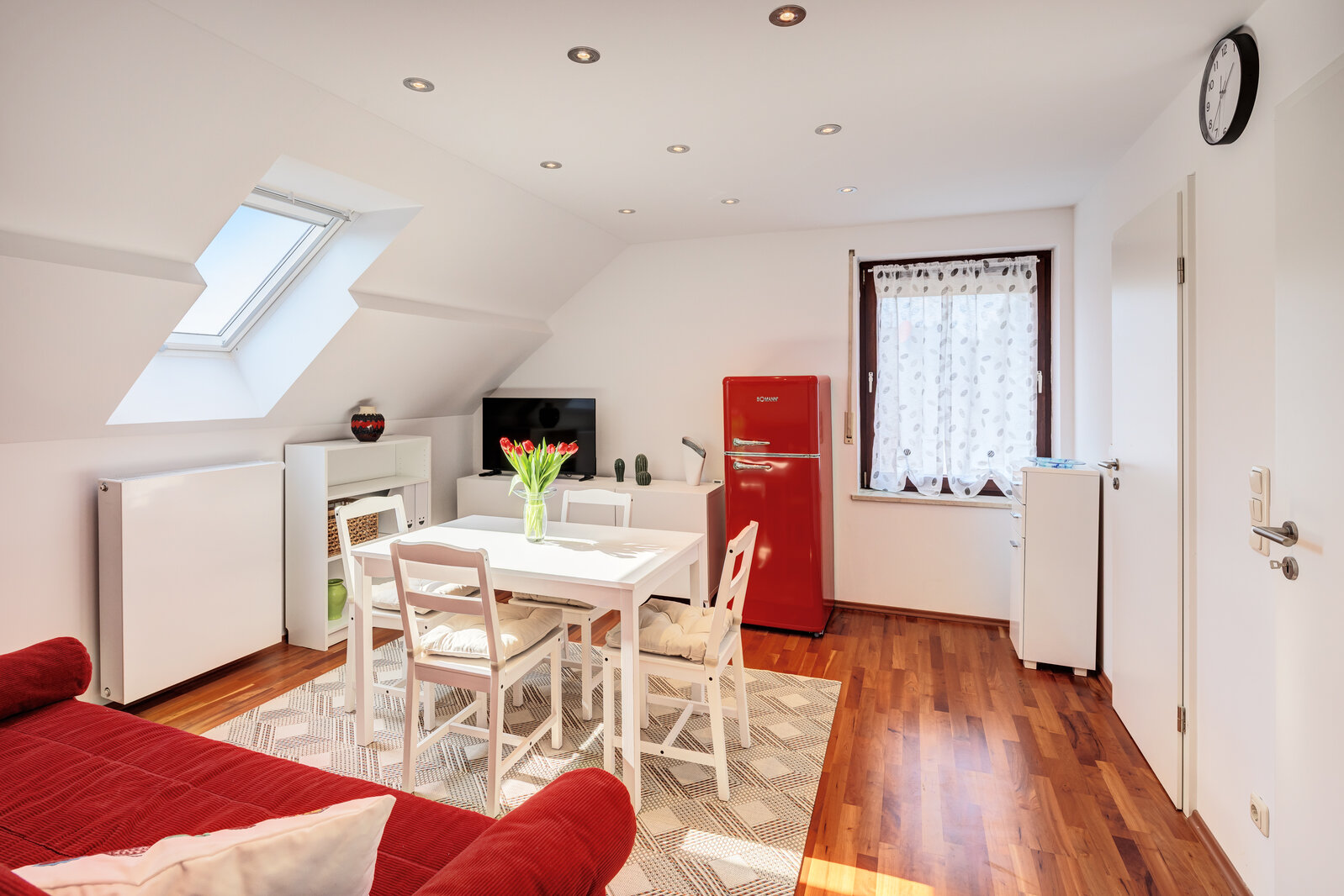 Newly furnished self-contained attic apartment - Photo 2