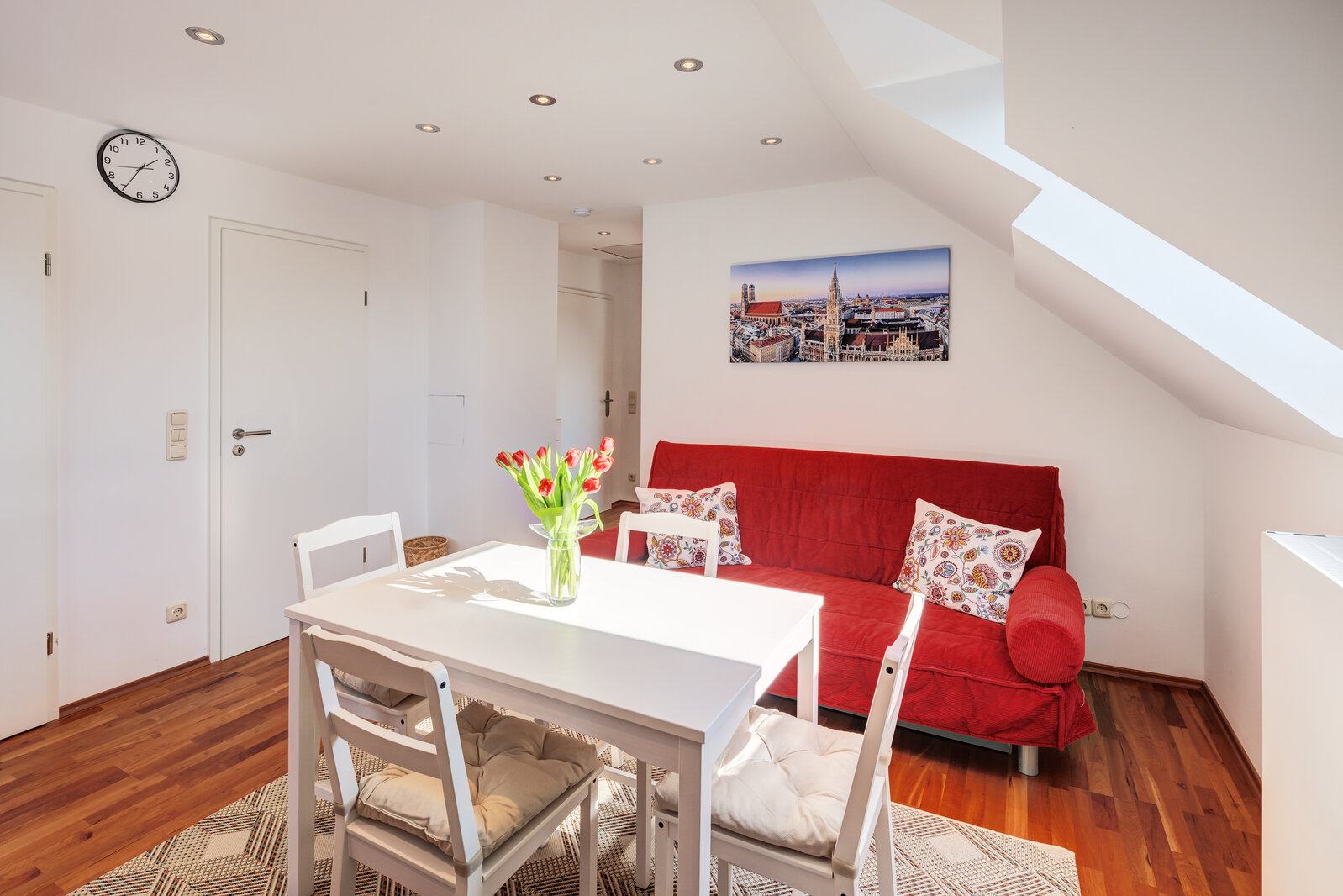 Newly furnished self-contained attic apartment - Photo 1